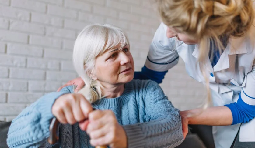 женщина болеющая болезнью паркинсона с доктором